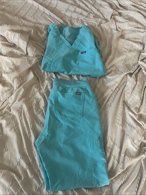 Aqua  Medical Scrub Set - V-Neck Top & Cargo Pants